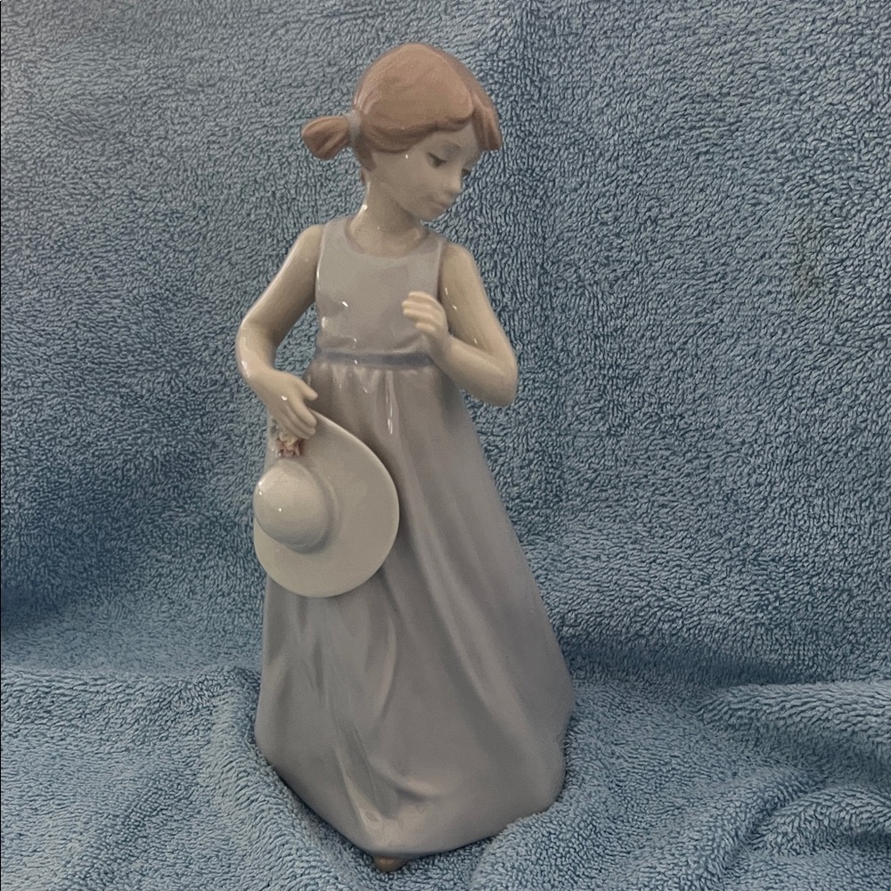 Lladro porcelain figurine titled "Iris" or "Chiquitina Pose.